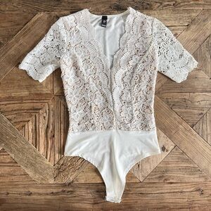 Windsor Cream Lace Short-sleeve Bodysuit Deep V-neckline Women's Small